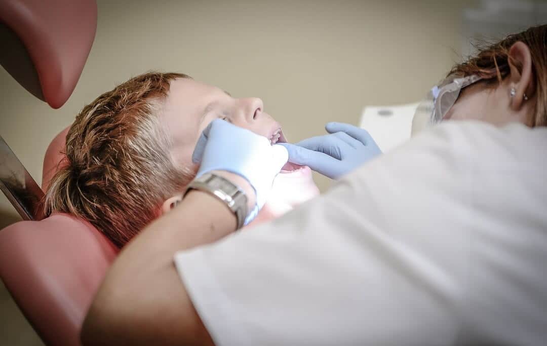 Zubar popravlja zube djeteta